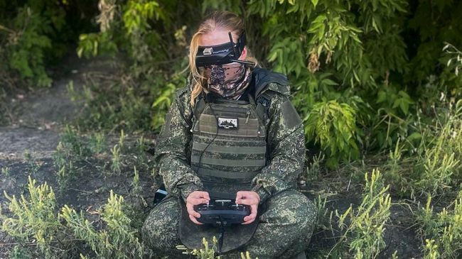 Радистка демонстрирует новобранцам навыки пилотирования
