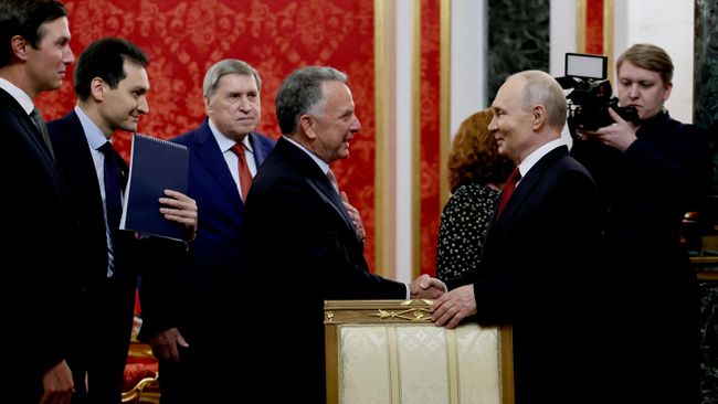 Президент РФ Владимир Путин, специальный посланник президента США Стивен Уиткофф и зять президента США Джаред Кушнер во время встречи в Москве