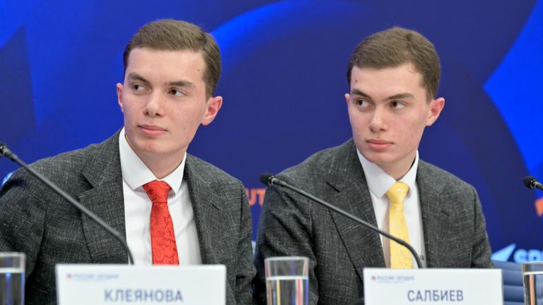 Студенты 1 курса международно-правового факультета МГИМО, победители гуманитарной телевизионной олимпиады Умницы и Умники Алан и Артур Салбиевы
