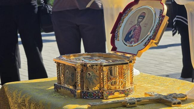 Ковчег с мощами Дмитрия Донского, привезенный на Саур-Могилу в День освобождения Донбасса