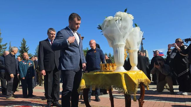 Денис Пушилин у ковчега с мощами Дмитрия Донского на Саур-Могиле в День освобождения Донбасса