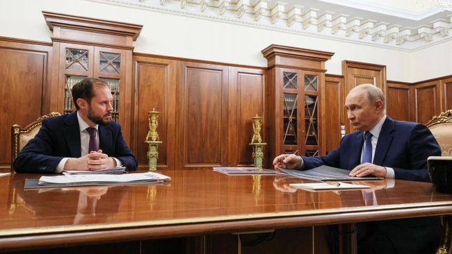 Президент РФ Владимир Путин и временно исполняющий обязанности губернатора Тверской области Виталий Королев во время встречи