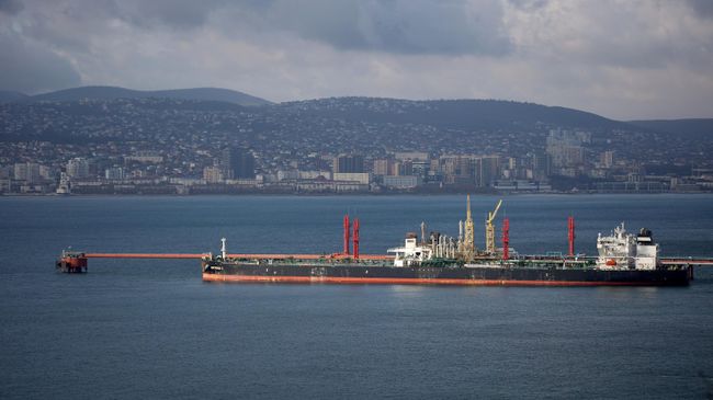 Танкер на загрузке у причала нефтеналивного терминала