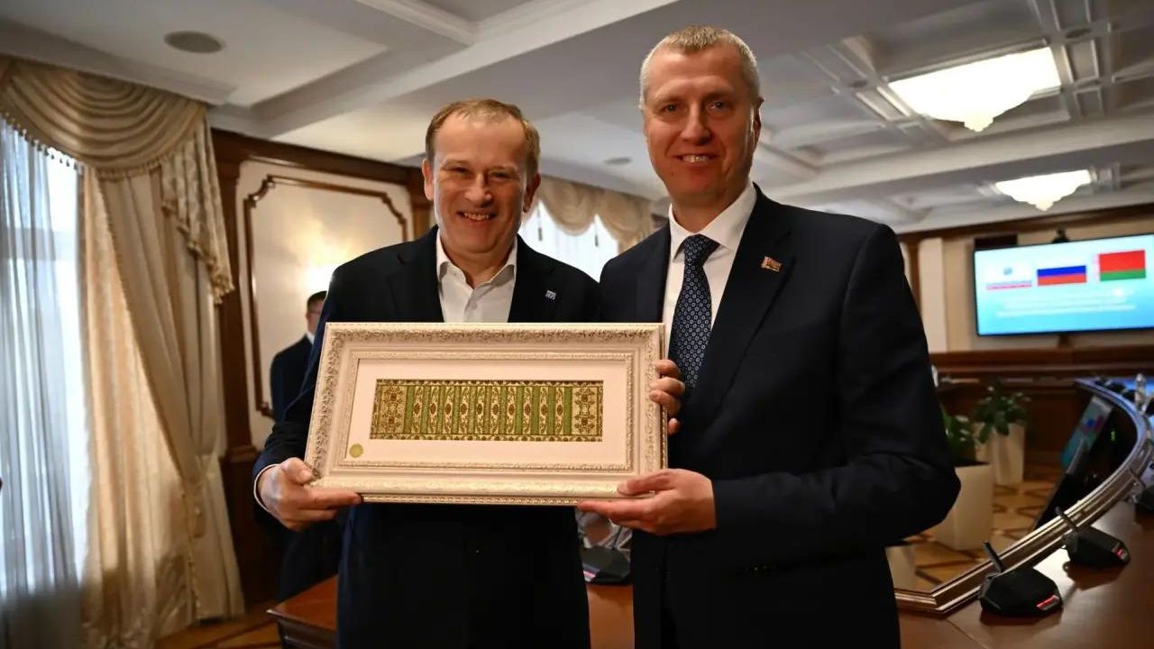 Губернатор Ленинградской области Александр Дрозденко и глава администрации президента Белоруссии Дмитрий Крутой - РИА Новости, 1920, 08.09.2026