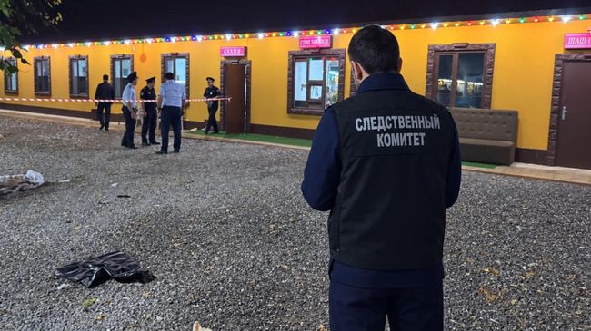 Сотрудник СК проводит следственные мероприятия на месте стрельбы возле кафе в Хасавюрте в Дагестане