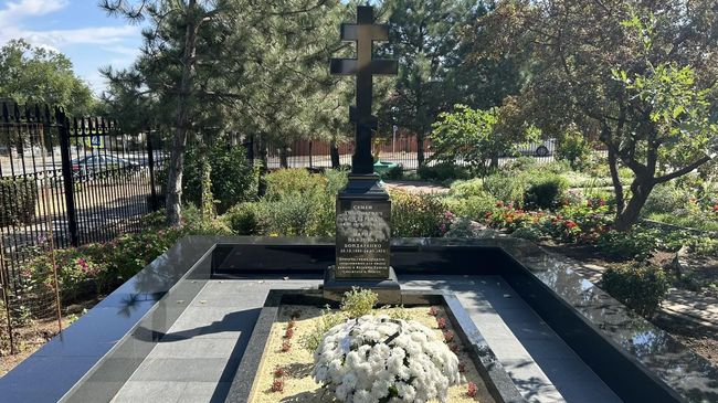 Крест на могиле свидетелей явления Христа в Элисте