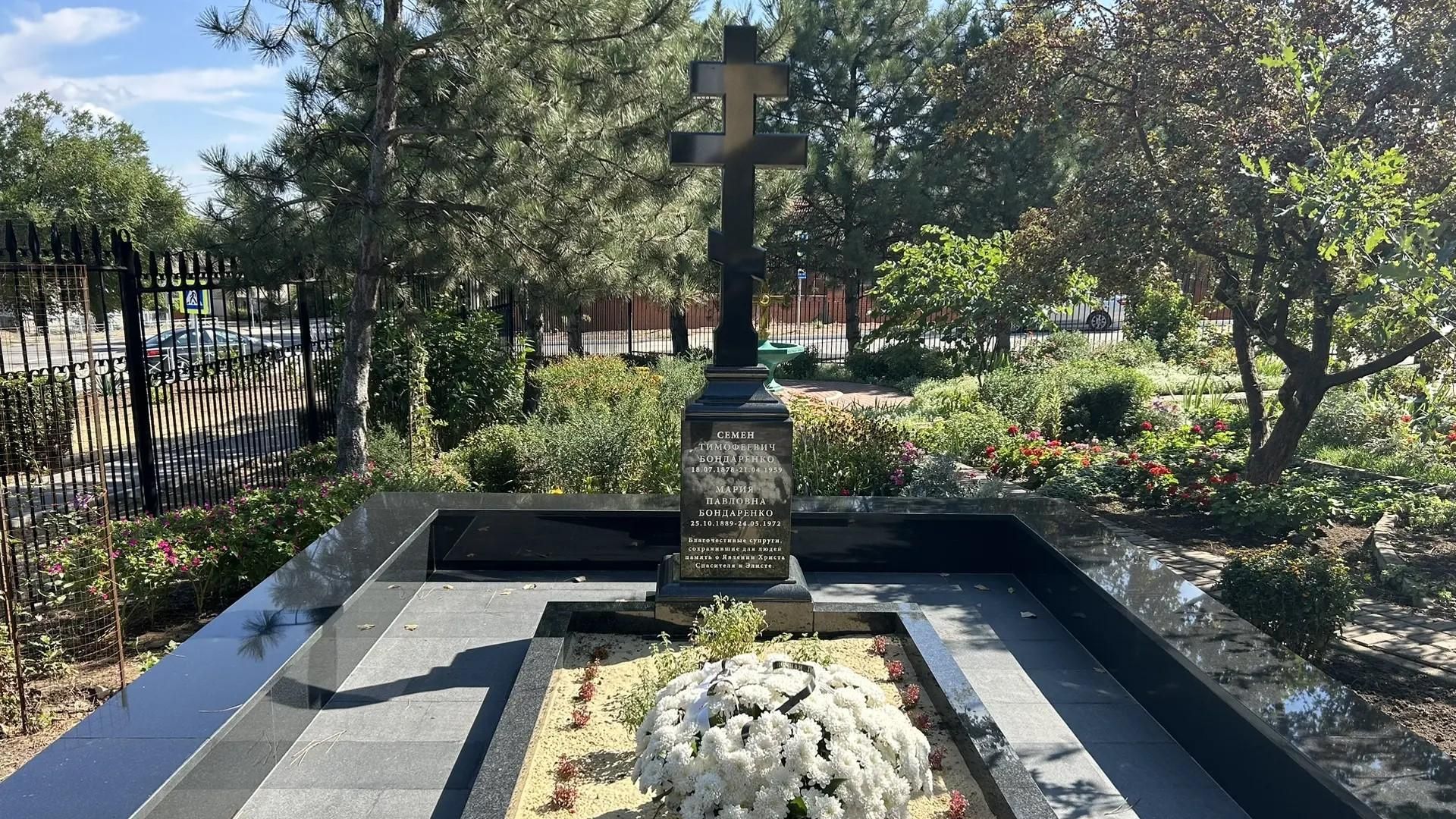 Крест на могиле свидетелей явления Христа в Элисте Крест на могиле свидетелей явления Христа в Элисте - РИА Новости, 1920, 09.09.2026