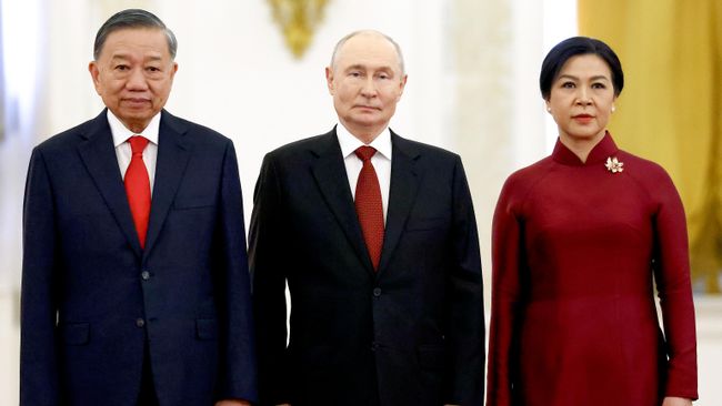 Президент РФ Владимир Путин, генеральный секретарь Центрального комитета Коммунистической партии Вьетнама, президент Вьетнама То Лам и его супруга Нго Фыонг Ли во время встречи в Кремле