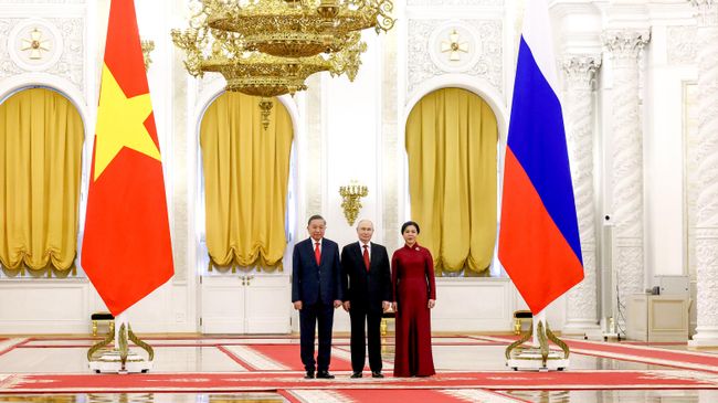 Президент РФ Владимир Путин, генеральный секретарь Центрального комитета Коммунистической партии Вьетнама, президент Вьетнама То Лам и его супруга Нго Фыонг Ли во время встречи в Кремле