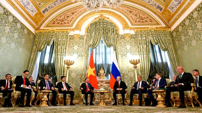 Президент РФ Владимир Путин и президент Вьетнама То Лам во время встречи в Кремле