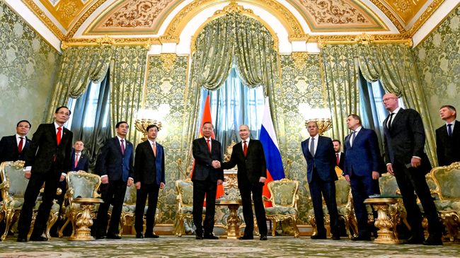 Президент РФ Владимир Путин и президент Вьетнама То Лам во время встречи в Кремле