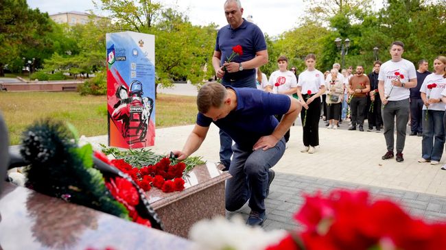 Глава Новороссийска Андрей Кравченко возложил цветы к стихийному мемориалу в сквере имени А.Н. Рыбнева Глава Новороссийска Андрей Кравченко возложил цветы к стихийному мемориалу в сквере имени А.Н. Рыбнева