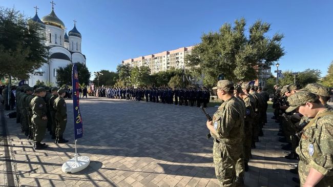 Построение казаков Калмыцкого казачьего округа Всевеликого войска Донского и силовых подразделений в Элисте 