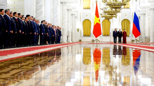 Президент РФ Владимир Путин и президент Вьетнама То Лам во время встречи в Кремле