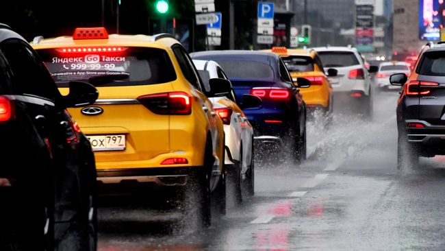 Движение транспорта во время дождя в Москве