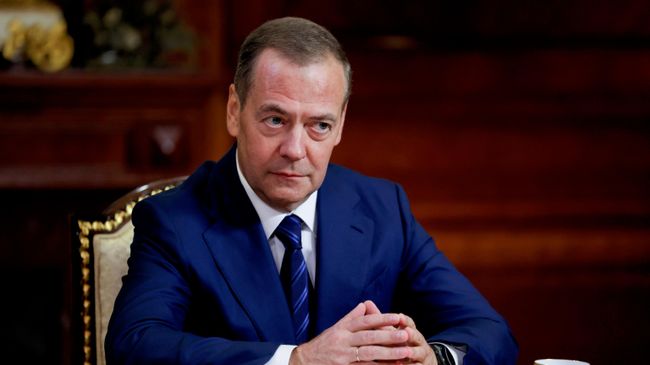 Заместитель председателя Совета безопасности России Дмитрий Медведев дает интервью журналистам газеты Ведомости