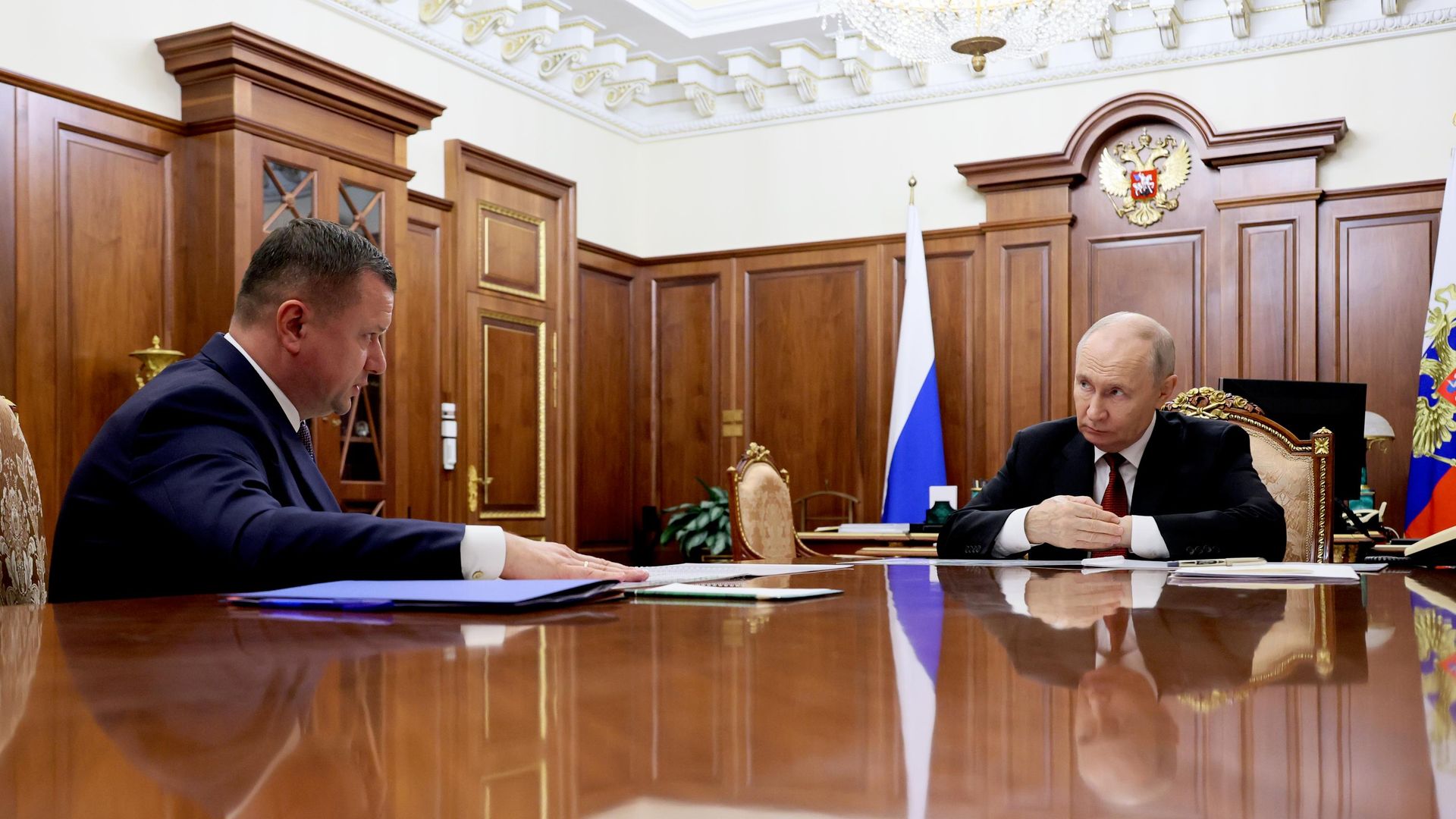 Президент РФ Владимир Путин и первый заместитель министра внутренних дел России генерал-полковник полиции Андрей Кикоть во время встречи - РИА Новости, 1920, 10.09.2026