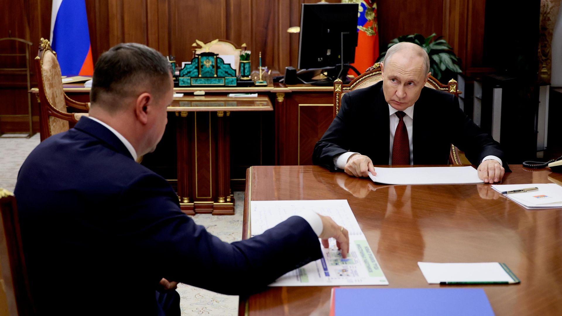 Президент России Владимир Путин и первый заместитель министра внутренних дел России генерал-полковник полиции Андрей Кикоть во время встречи Президент России Владимир Путин и первый заместитель министра внутренних дел России генерал-полковник полиции Андрей Кикоть во время встречи - РИА Новости, 1920, 10.09.2026