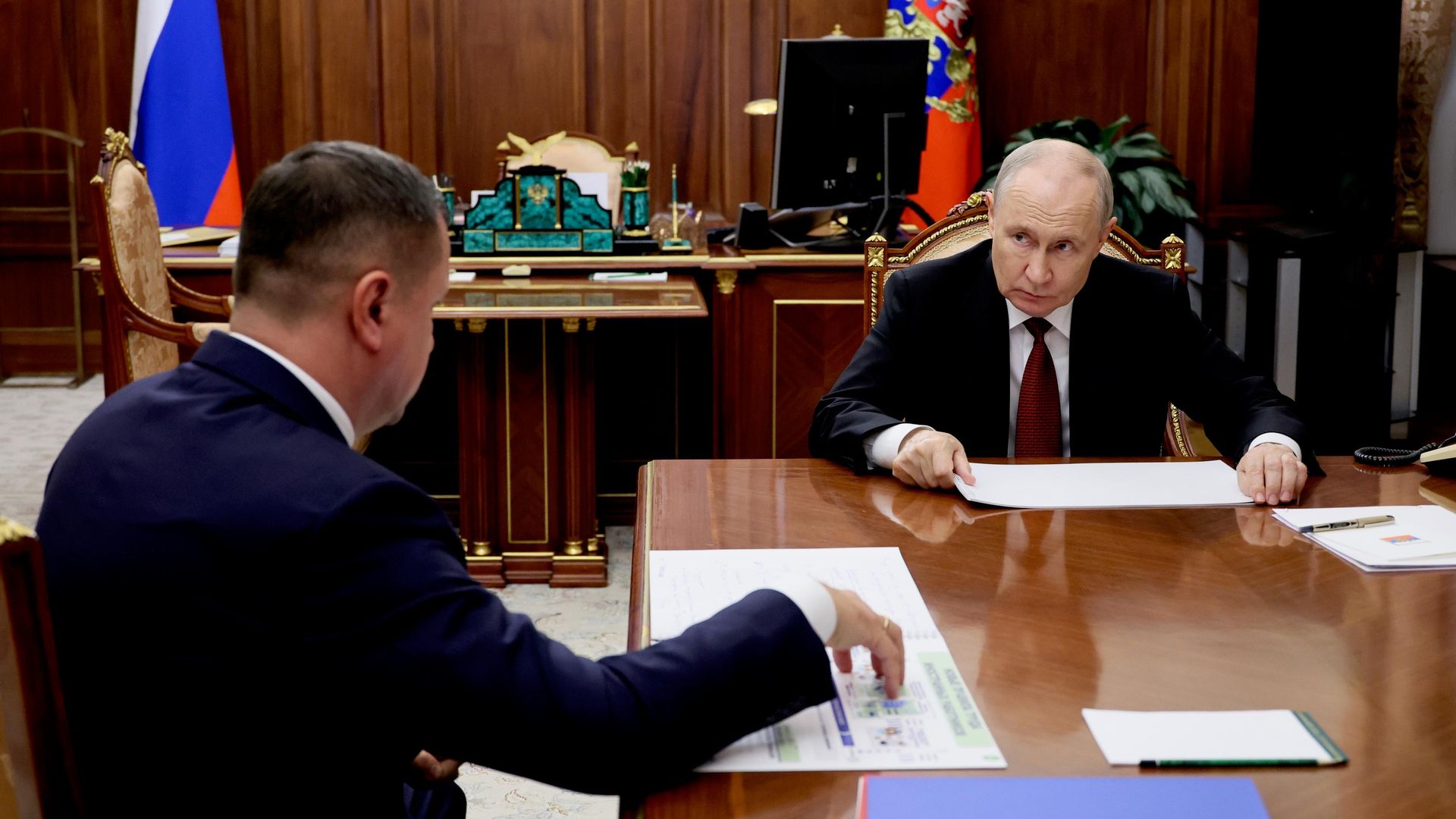 Президент России Владимир Путин и первый заместитель министра внутренних дел России генерал-полковник полиции Андрей Кикоть во время встречи Президент России Владимир Путин и первый заместитель министра внутренних дел России генерал-полковник полиции Андрей Кикоть во время встречи - РИА Новости, 1920, 10.09.2026