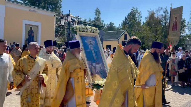 Крестный ход с иконой Явление Христа в Элисте