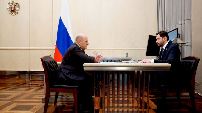 Председатель правительства РФ Михаил Мишустин и руководитель Роспатента Юрий Зубов во время встречи