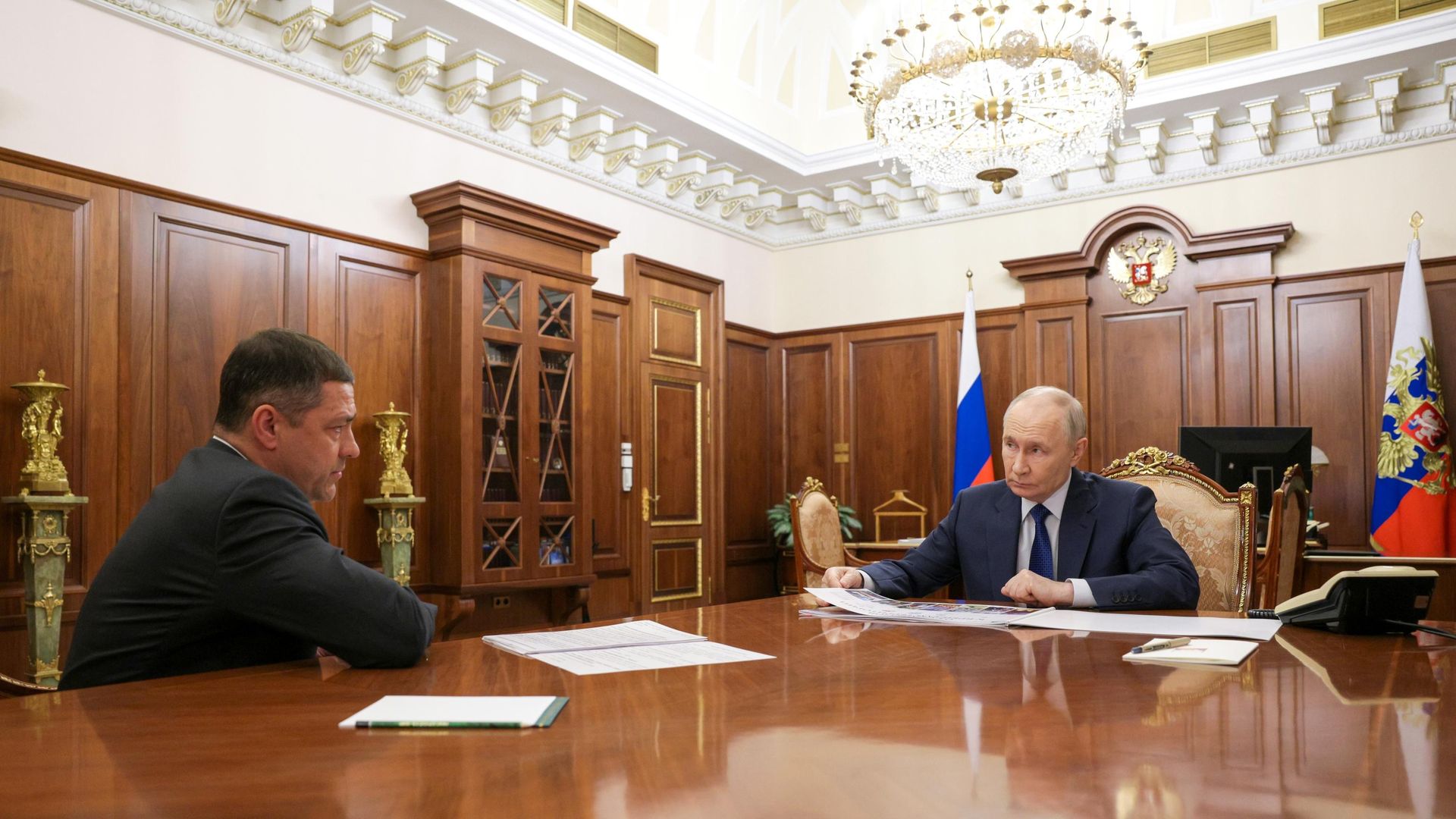 Президент РФ Владимир Путин и губернатор Псковской области Михаил Ведерников во время встречи в Кремле Президент РФ Владимир Путин и губернатор Псковской области Михаил Ведерников во время встречи в Кремле - РИА Новости, 1920, 10.09.2026