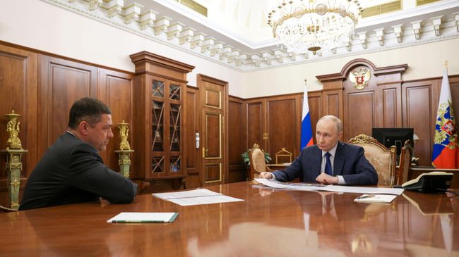Президент РФ Владимир Путин и губернатор Псковской области Михаил Ведерников во время встречи в Кремле