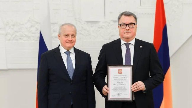 Посол России в Армении Сергей Копыркин вручил благодарность президента Владимира Путин руководителю Русского дома в Армении Вадиму Фефилову Посол России в Армении Сергей Копыркин вручил благодарность президента Владимира Путин руководителю Русского дома в Армении Вадиму Фефилову