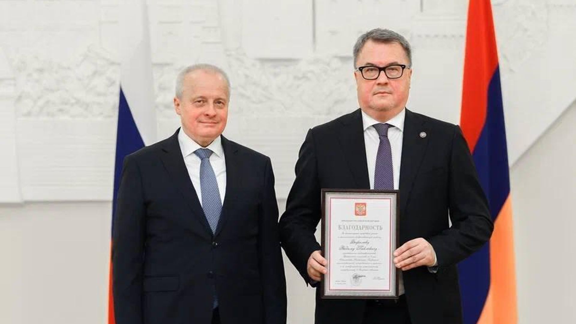 Посол России в Армении Сергей Копыркин вручил благодарность президента Владимира Путин руководителю Русского дома в Армении Вадиму Фефилову Посол России в Армении Сергей Копыркин вручил благодарность президента Владимира Путин руководителю Русского дома в Армении Вадиму Фефилову - РИА Новости, 1920, 10.09.2026