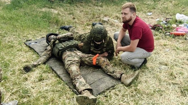 Николай проводит мастер-класс по оказанию первой помощи