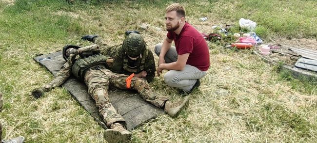 Николай проводит мастер-класс по оказанию первой помощи Николай проводит мастер-класс по оказанию первой помощи