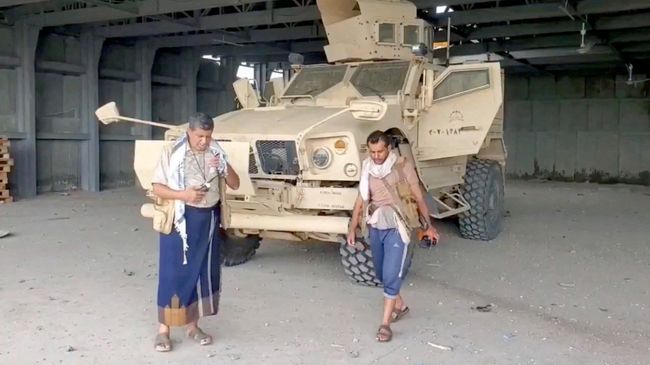 Военный автомобиль в йеменском портовом городе Моха
