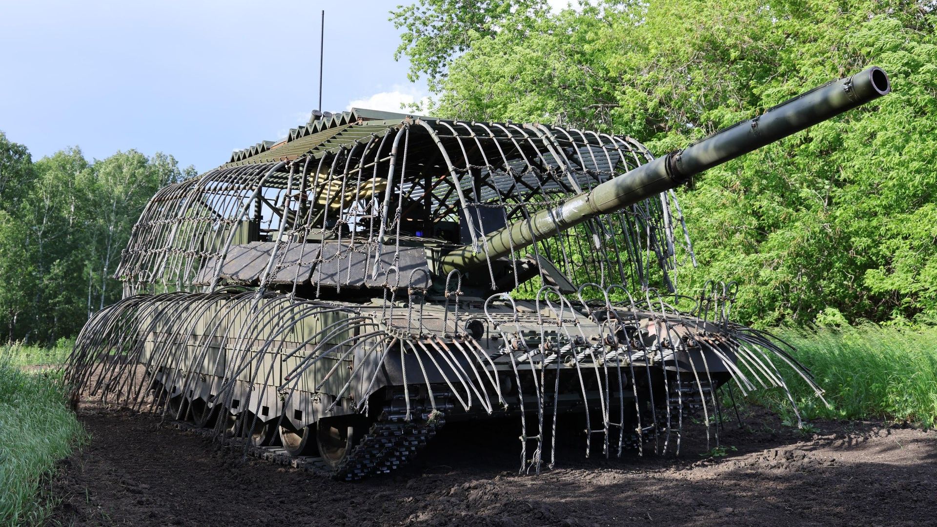 Танк Т-80БВМ с дополнительной защитой от дронов в виде стальных высокопрочных тросов Танк Т-80БВМ с дополнительной защитой от дронов в виде стальных высокопрочных тросов - РИА Новости, 1920, 11.09.2026