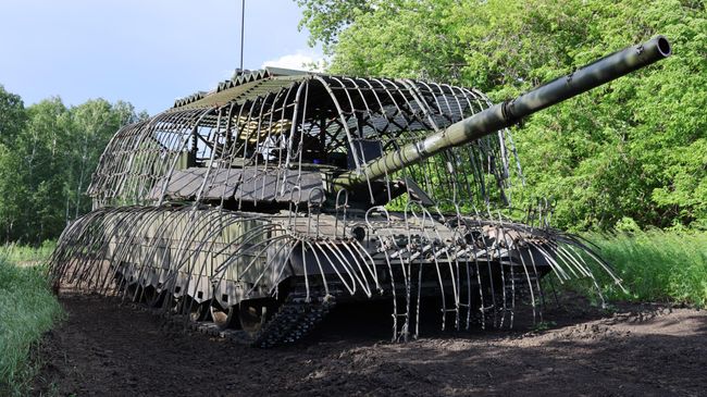 Танк Т-80БВМ с дополнительной защитой от дронов в виде стальных высокопрочных тросов
