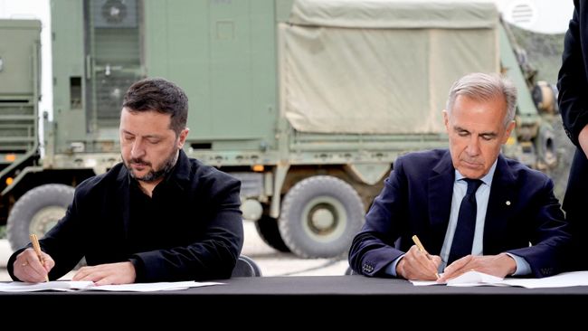Премьер-министр Канады Марк Карни и Владимир Зеленский во время подписания соглашения о сотрудничестве в области ВПК. 10 сентября 2026