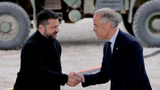 Премьер-министр Канады Марк Карни и Владимир Зеленский во время подписания договора о партнерстве