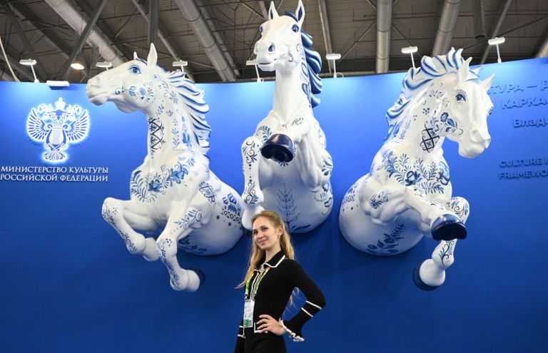 Девушка фотографируется на стенде Министерства культуры России на выставке в рамках Международного фестиваля молодежи в Екатеринбурге Девушка фотографируется на стенде Министерства культуры России на выставке в рамках Международного фестиваля молодежи в Екатеринбурге