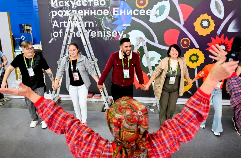 Выступление коллектива музыкальной фольклорной группы Бурановские бабушки на Международном фестивале молодежи в Екатеринбурге Выступление коллектива музыкальной фольклорной группы Бурановские бабушки на Международном фестивале молодежи в Екатеринбурге