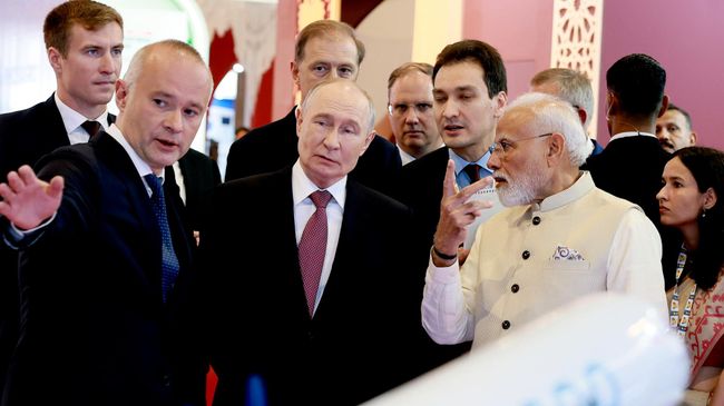 Путин и Моди на международной выставке Иннопром. Индия