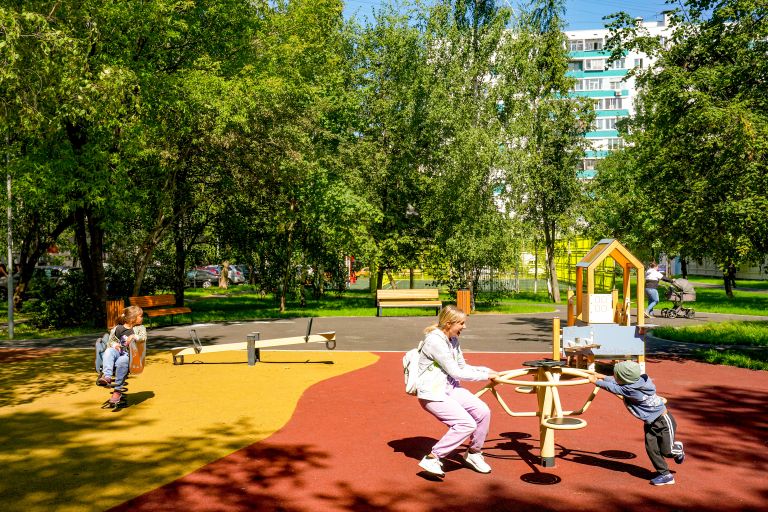 Дети играют на обновленной площадке в Алтуфьевском районе Москвы Дети играют на обновленной площадке в Алтуфьевском районе Москвы