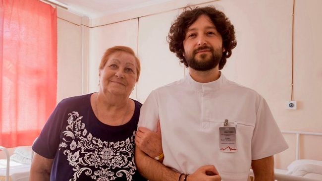 Доктор городской клинической больницы Пятигорска с женщиной, которой восстановили зрение 