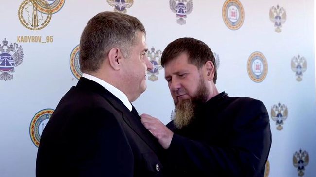 Глава Чеченской Республики Рамзан Кадыров награждает руководителя Федерального дорожного агентства Романа Новикова орденом Кадырова Глава Чеченской Республики Рамзан Кадыров награждает руководителя Федерального дорожного агентства Романа Новикова орденом Кадырова
