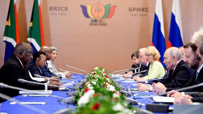 Президент РФ Владимир Путин и президент ЮАР Сирил Рамафоса во время встречи на полях саммита БРИКС в Нью-Дели