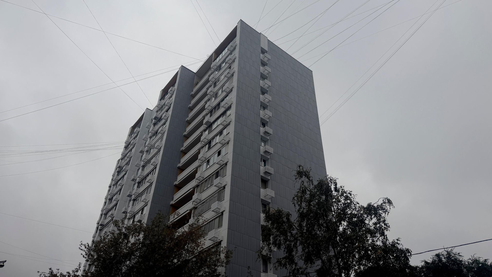 Ремонт жилого дома на улице Бехтерева в Москве Ремонт жилого дома на улице Бехтерева в Москве - РИА Новости, 1920, 11.09.2026