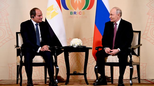 Президент РФ Владимир Путин и президент Египта Абдель Фаттах ас-Сиси во время встречи на полях саммита БРИКС в Нью-Дели