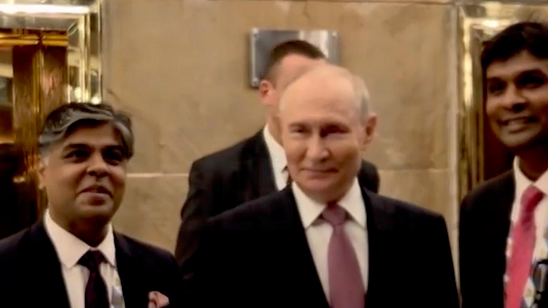 Путин фотографируется с индийским бизнесменом Путин фотографируется с индийским бизнесменом - РИА Новости, 1920, 11.09.2026