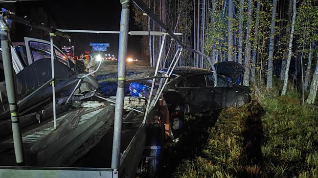 ДТП на трассе М-8 с участием лесовоза, микроавтобуса и легкового автомобиля в Архангельской области