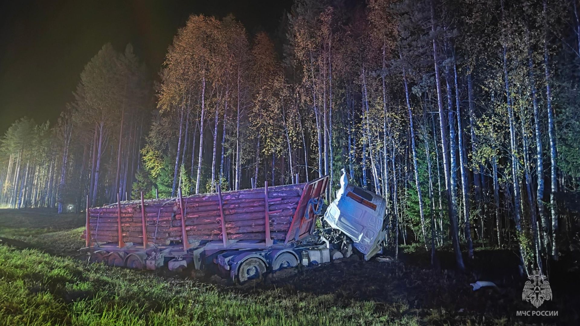 ДТП на трассе М-8 с участием лесовоза, микроавтобуса и легкового автомобиля в Архангельской области ДТП на трассе М-8 с участием лесовоза, микроавтобуса и легкового автомобиля в Архангельской области - РИА Новости, 1920, 12.09.2026