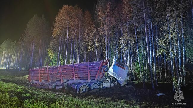 ДТП на трассе М-8 с участием лесовоза, микроавтобуса и легкового автомобиля в Архангельской области