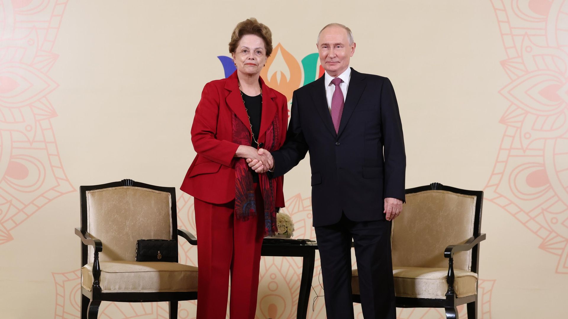 Президент РФ Владимир Путин и президент банка стран БРИКС - Нового банка развития (NDB) Дилма Руссефф во время встречи на полях саммита БРИКС в Нью-Дели Президент РФ Владимир Путин и президент банка стран БРИКС - Нового банка развития (NDB) Дилма Руссефф во время встречи на полях саммита БРИКС в Нью-Дели - РИА Новости, 1920, 11.09.2026